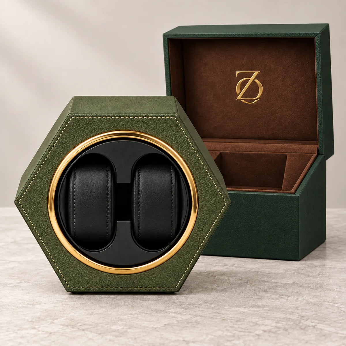 Remontoir automatique Belgrave, finition Army Green, presentation. Montres présentées à titre d’illustration, non incluses.
