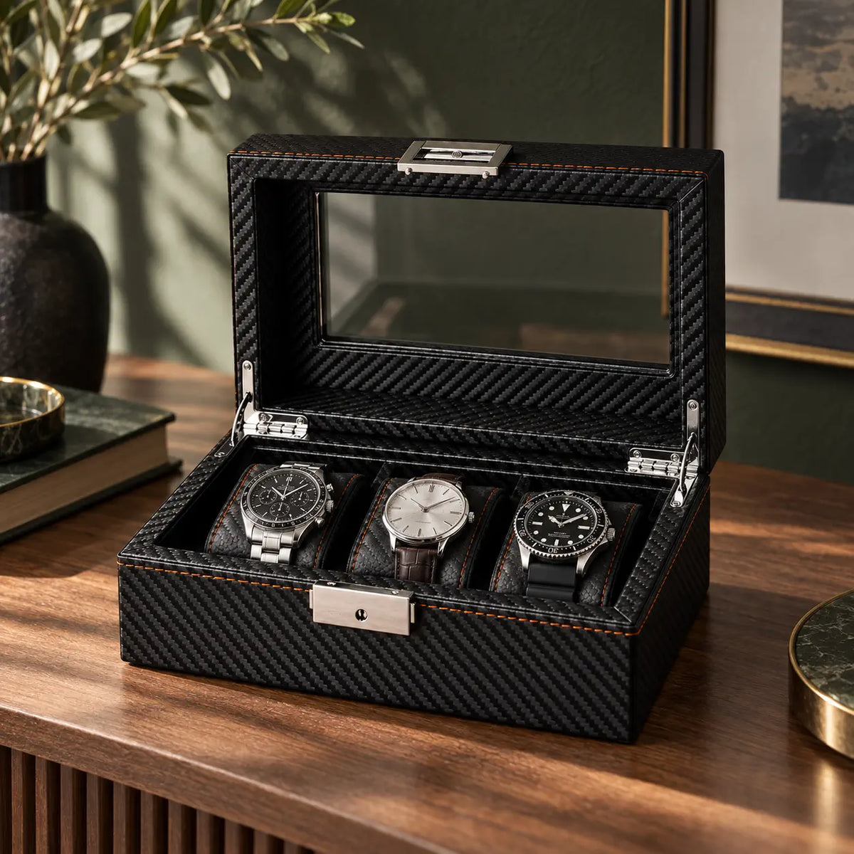 Boîte à montres Haussmann 3 emplacements sur une commode, dans un intérieur meublé